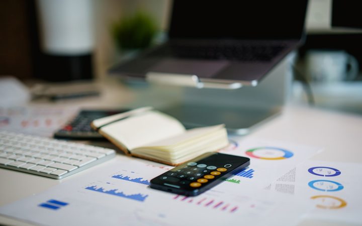 Bütçe analizi ve finansal raporlama haberleri için hesaplama ve rapor temsili görsel