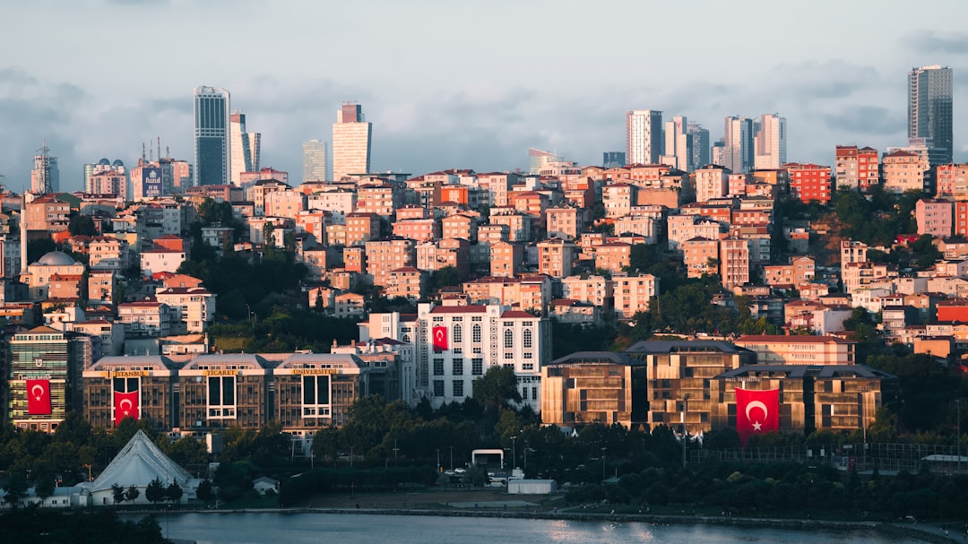 Ekonomi ve sağlık haberleri için modern şehir görünümü