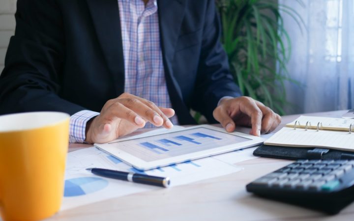 Finansal planlama ve ekonomi haberleri için tablet kullanan profesyonel temsili görsel