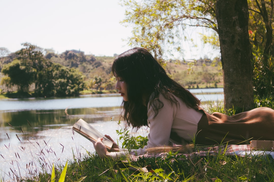 Doğada kitap okuyan kişi, Mary Oliver belgeseli için temsili görsel