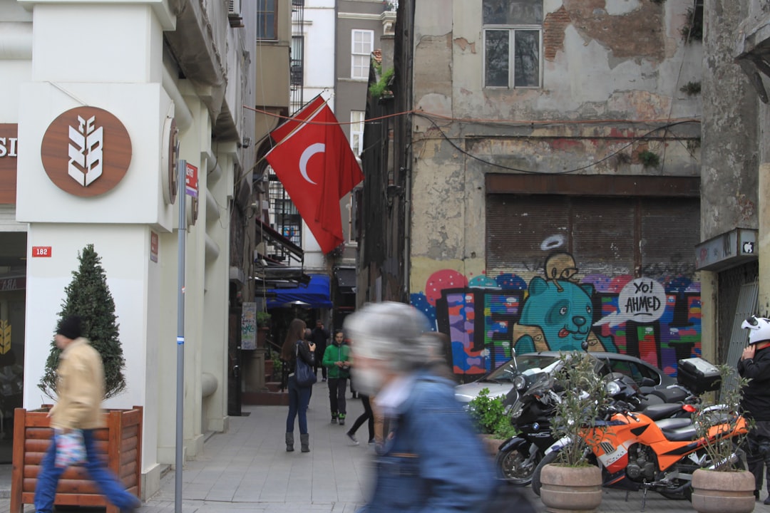 Sağlık ve yaşam haberleri için yürüyen insanlar
