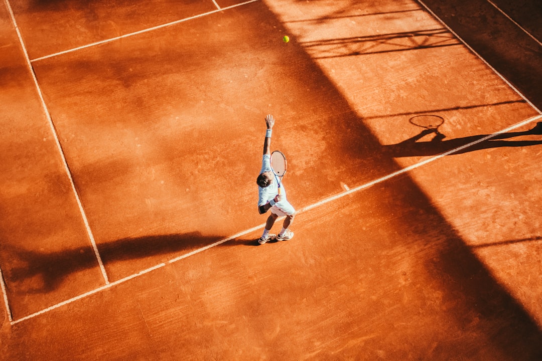Tenis kortunda oyuncu - Jannik Sinner US Open çekilmesi için temsili görsel