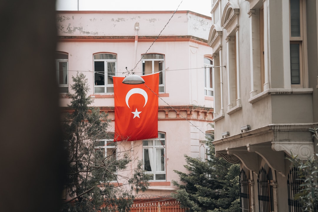 Türkiye sağlık sistemi ve sağlık politikaları haberleri için Türk bayraklı bina