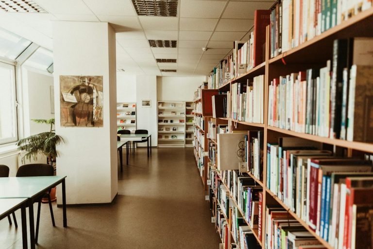 Bilim haberlerinde psikoloji araştırmalarını okumaya uygun üniversite kütüphanesi